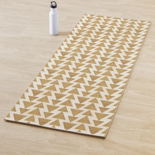 Geo-stap buitenshuis | Gold Geometric Pattern Yogamat (In situ)