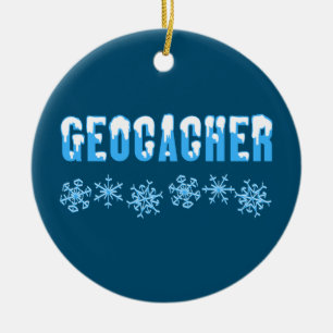 Geocacher met sneeuw bedekt keramisch ornament