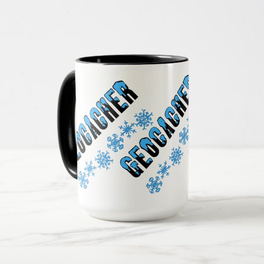 Geocacher met sneeuw bedekt mok (Voorkant links)