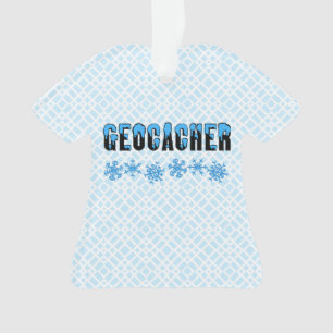 Geocacher met sneeuw bedekt ornament