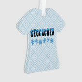 Geocacher met sneeuw bedekt ornament (voorkant)