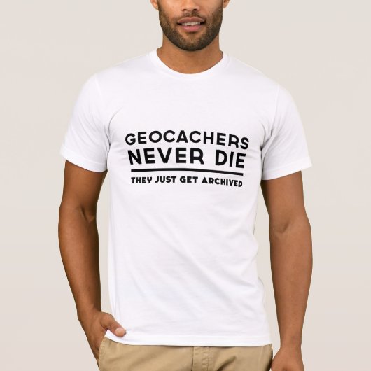Geocachers sterven nooit dat ze alleen maar gearch t-shirt (Voorkant)