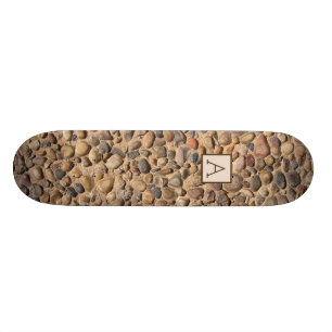 Geologie rivierstenen met aangepast monogram skateboard