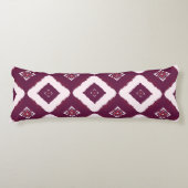 Geometric Ethnic Pattern Body Pillow – Burgundy Re Lichaamskussen (Voorkant)