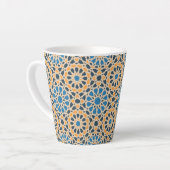 Geometric Moroccan Tile & Orange Pattern Latte Mok (Linkerhoek)