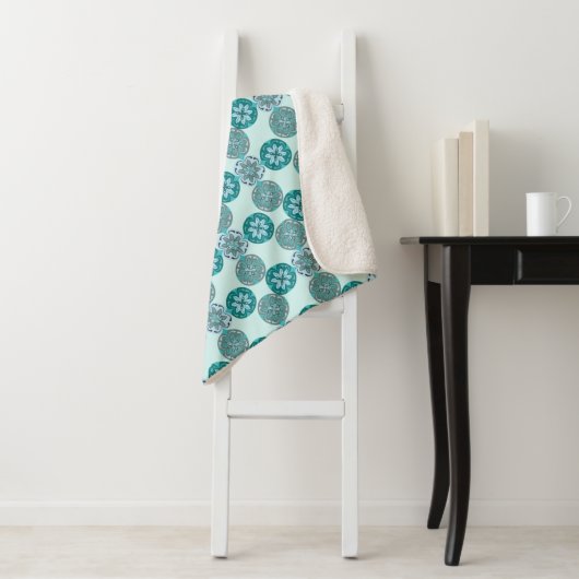 Geometric Ornate Floral Pattern Blue and Teal Sherpa Deken (In situ)