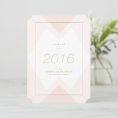 Geometrisch in Blush Afstuderen Uitnodiging (Staand voorkant)