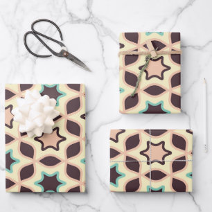Geometrisch patroon met stervormen in bruin en t inpakpapier vel