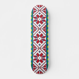 Geometrisch patroon met trale rode, blauwe en witt skateboard
