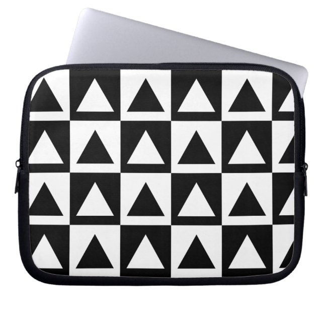 Geometrisch vormpatroon in zwarte en witte driehoe laptop sleeve (Voorkant)