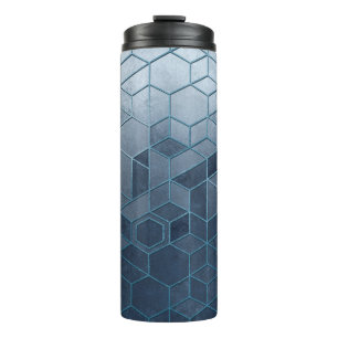 Geometrische abstractie van zeshoeken op een blauw thermosbeker
