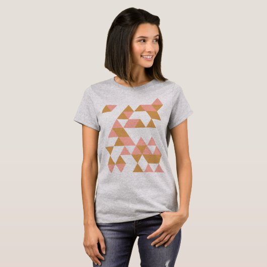 Geometrische driehoek Ontwerp in Blush en Saffron T-shirt (Voorkant volledig)