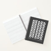 Geometrische driehoek vormt patroon in zwart notitieboek (Binnen)
