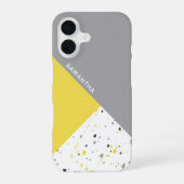 Geometrische geelgrijs terrazzopatroon met naam iPhone 16 hoesje (Achterkant)