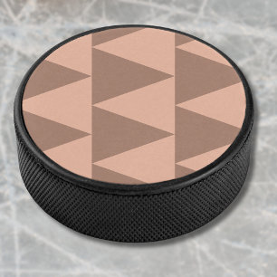 Geometrische grote driehoeken Mocha Mousse Dusty P Hockey Puck