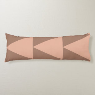 Geometrische grote driehoeken Mocha Mousse Dusty P Lichaamskussen