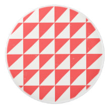 Geometrische rode en crèmekleurige driehoeken deur