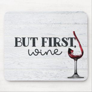 Gepantserde rode wijn op hout muismat