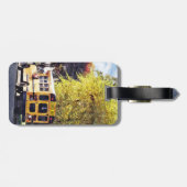 Geparkeerde schoolbus in het najaar bagagelabel (Achterkant horizontaal)