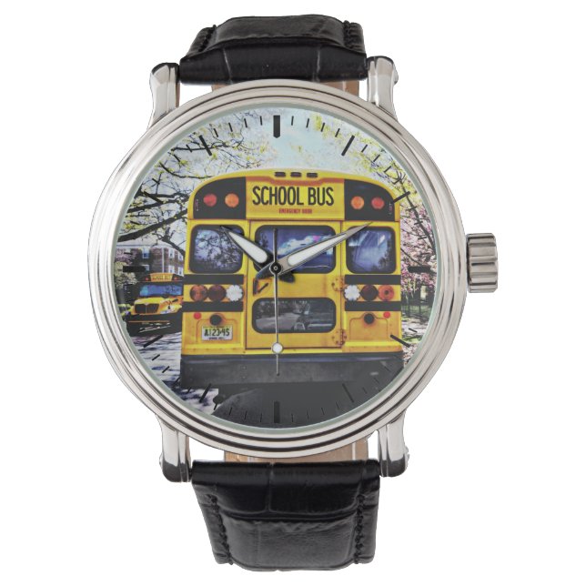 Geparkeerde schoolbussen in het voorjaar horloge (Voorkant)