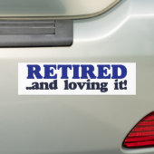 Gepensioneerd en liefhebbend bumpersticker (Op auto)