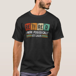 Gepensioneerd EST 2025 Ik Werk Periodiek Scheikund T-shirt