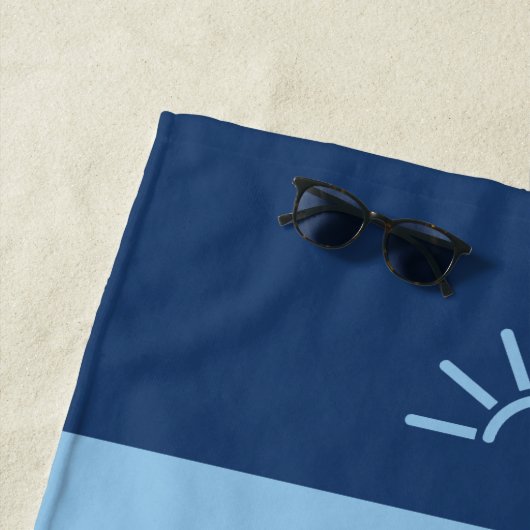 Gepensioneerd zie je bij het strand strandlaken (In situ)