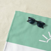 Gepensioneerd zie je bij het strand strandlaken (In situ)