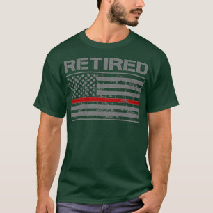 Gepensioneerde brandweerman geeft brandweerman pen t-shirt