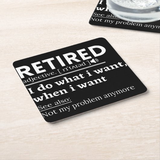 gepensioneerde definitie, grappige pensionering, g vierkante kartonnen onderzetter (Schuin)