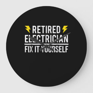 Gepensioneerde elektricien repareren het zelf grap grote klok