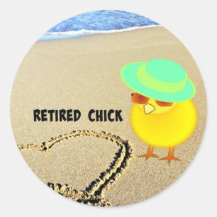 Gepensioneerde kip op het strand ronde sticker