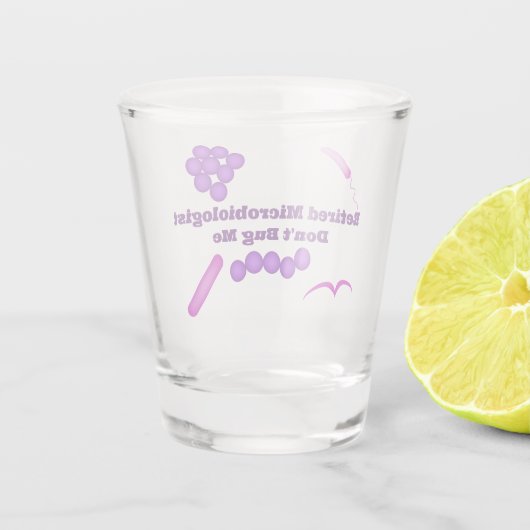 Gepensioneerde microbioloog, niet tegen me. shot glas (Achterkant)