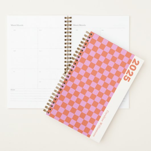 Gepersonaliseerd 2025 Retro Roze Sinaasappel Check Planner (Display)