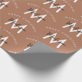 Gepersonaliseerd bruin vrolijk kerstrood monogram cadeaupapier (Hoek)