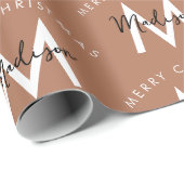 Gepersonaliseerd bruin vrolijk kerstrood monogram cadeaupapier (Rol Hoek)
