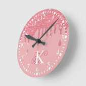 Gepersonaliseerd druppelroze glitter-effect ronde klok (Hoek)