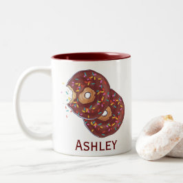 Gepersonaliseerd dubbelchocolade donut met sprinke tweekleurige koffiemok