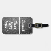 Gepersonaliseerd hier babe | Funny Bagagelabel (Voorkant horizontaal)