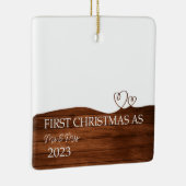 Gepersonaliseerd hout Mr & Mrs Onze Eerste Kerstmi Keramisch Ornament (Rechts)
