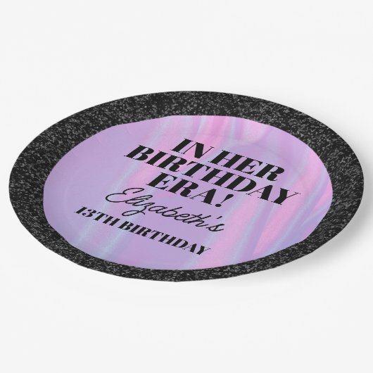 Gepersonaliseerd in haar verjaardagsevenement papieren bordje (Gekanteld)