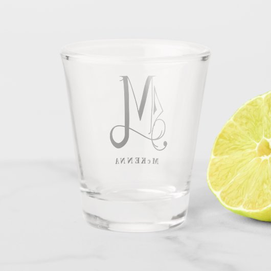 Gepersonaliseerd Monogram Letter M met achternaam Shot Glas (Achterkant)