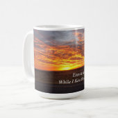 Gepersonaliseerd ochtendzonsopgang vangen koffie M Koffiemok (Voorkant links)