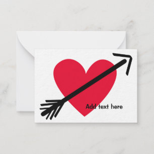 Gepersonaliseerd rood hart met pijl Valentijnsdag Notitiekaartje