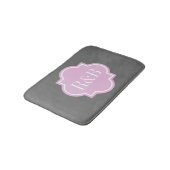 Gepersonaliseerd roze grijs monogram slipbadmat badmat (Gekanteld)
