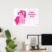 Gepersonaliseerd roze Pony Happy Birthday Poster (Thuiskantoor)
