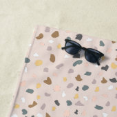 Gepersonaliseerd terrazzo monogram strandlaken (In situ)