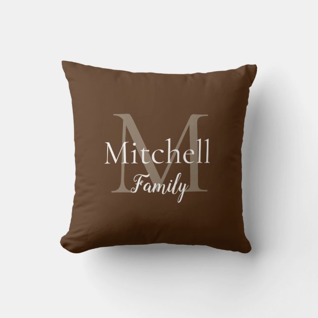 Gepersonaliseerd Timless Brown Family Monogram Kussen (Voorkant)