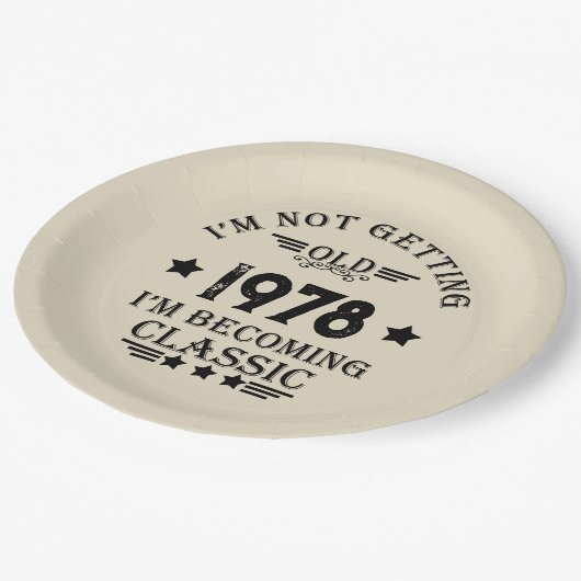 Gepersonaliseerd verjaardagscadeau zwart papieren bordje (Gekanteld)