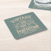 Gepersonaliseerde 65e verjaardag whiskey thema vierkante kartonnen onderzetter (Schuin)